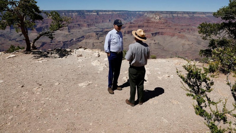 Presiden AS Joe Biden berbicara dengan Ed Keable, pengawas Taman Nasional Grand Canyon, di Taman Nasional Grand Canyon di Grand Canyon, Arizona, AS 8 Agustus 2023. (REUTERS/Jonathan Ernst)