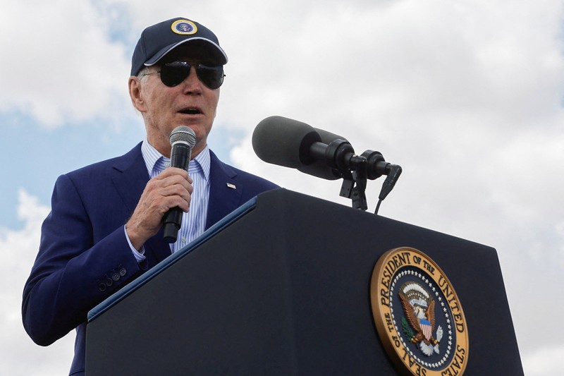 Presiden AS Joe Biden berbicara dengan Ed Keable, pengawas Taman Nasional Grand Canyon, di Taman Nasional Grand Canyon di Grand Canyon, Arizona, AS 8 Agustus 2023. Presiden AS Joe Biden berbicara dengan Ed Keable, pengawas Taman Nasional Grand Canyon, di Taman Nasional Grand Canyon di Grand Canyon, Arizona, AS 8 Agustus 2023. (REUTERS/Jonathan Ernst)
