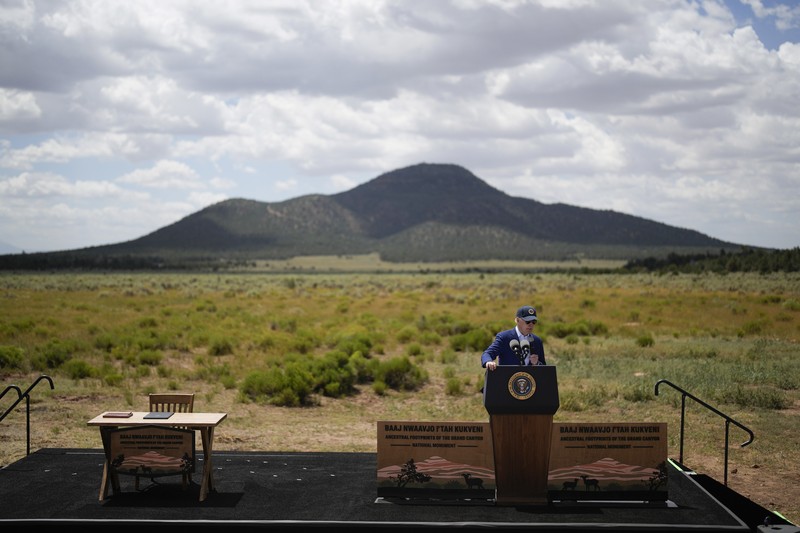 Presiden AS Joe Biden berbicara dengan Ed Keable, pengawas Taman Nasional Grand Canyon, di Taman Nasional Grand Canyon di Grand Canyon, Arizona, AS 8 Agustus 2023. Presiden AS Joe Biden berbicara dengan Ed Keable, pengawas Taman Nasional Grand Canyon, di Taman Nasional Grand Canyon di Grand Canyon, Arizona, AS 8 Agustus 2023. (REUTERS/Jonathan Ernst)