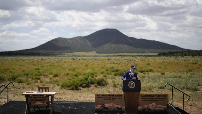Presiden AS Joe Biden berbicara dengan Ed Keable, pengawas Taman Nasional Grand Canyon, di Taman Nasional Grand Canyon di Grand Canyon, Arizona, AS 8 Agustus 2023. (REUTERS/Jonathan Ernst)