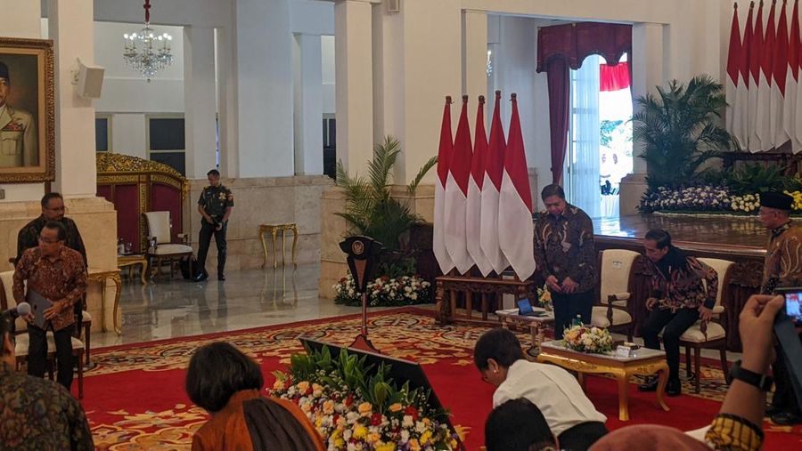 Presiden Joko Widodo memanggil seluruh kabinet menterinya untuk sidang Kabinet Paripurna di Istana Negara, Jakarta, Senin (3/7/2023). Hal ini berkaitan dengan nota keuangan dan RAPBN 2024. (CNBC Indonesia/Emir)