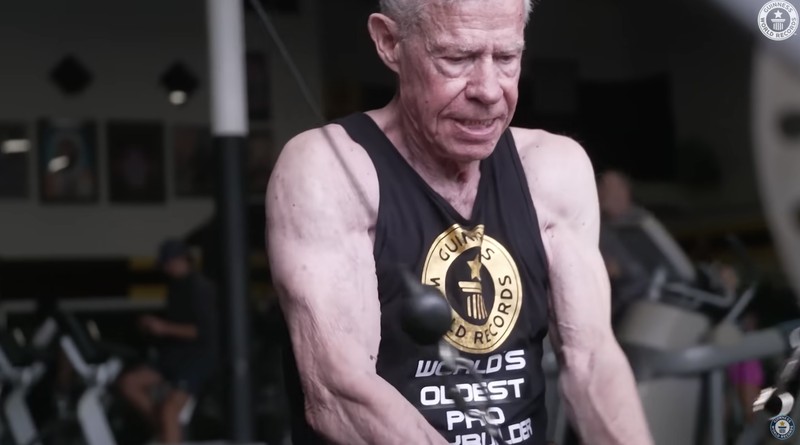 Rekor Dunia Guinness mencatatkan rekornya untuk binaragawan tertua di dunia, Jim Arrington yang berusia 90 tahun. Rekor Dunia Guinness mencatatkan rekornya untuk binaragawan tertua di dunia, Jim Arrington yang berusia 90 tahun. (Tangkapan Layar Youtube guinnessworldrecords)
