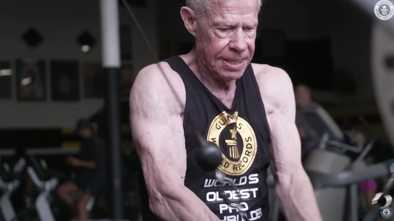 Rekor Dunia Guinness mencatatkan rekornya untuk binaragawan tertua di dunia, Jim Arrington yang berusia 90 tahun. (Tangkapan Layar Youtube guinnessworldrecords)