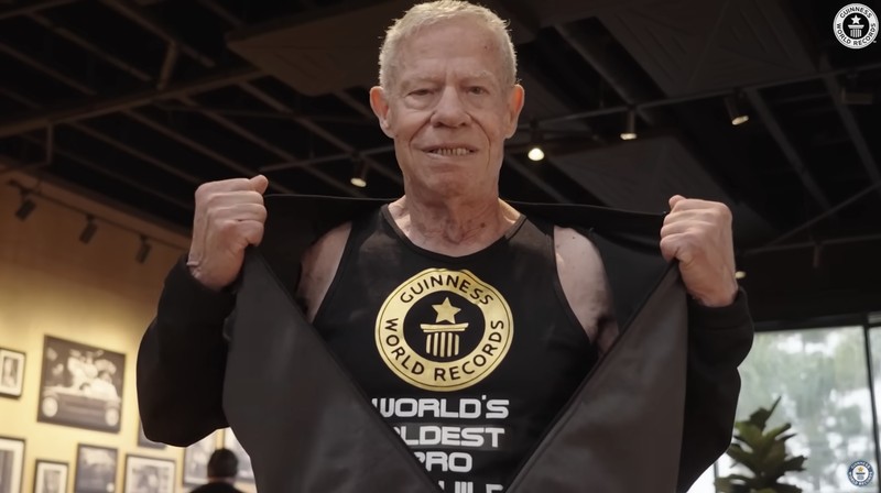 Rekor Dunia Guinness mencatatkan rekornya untuk binaragawan tertua di dunia, Jim Arrington yang berusia 90 tahun. Rekor Dunia Guinness mencatatkan rekornya untuk binaragawan tertua di dunia, Jim Arrington yang berusia 90 tahun. (Tangkapan Layar Youtube guinnessworldrecords)