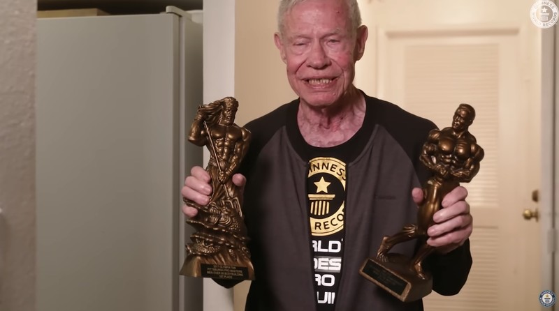 Rekor Dunia Guinness mencatatkan rekornya untuk binaragawan tertua di dunia, Jim Arrington yang berusia 90 tahun. Rekor Dunia Guinness mencatatkan rekornya untuk binaragawan tertua di dunia, Jim Arrington yang berusia 90 tahun. (Tangkapan Layar Youtube guinnessworldrecords)