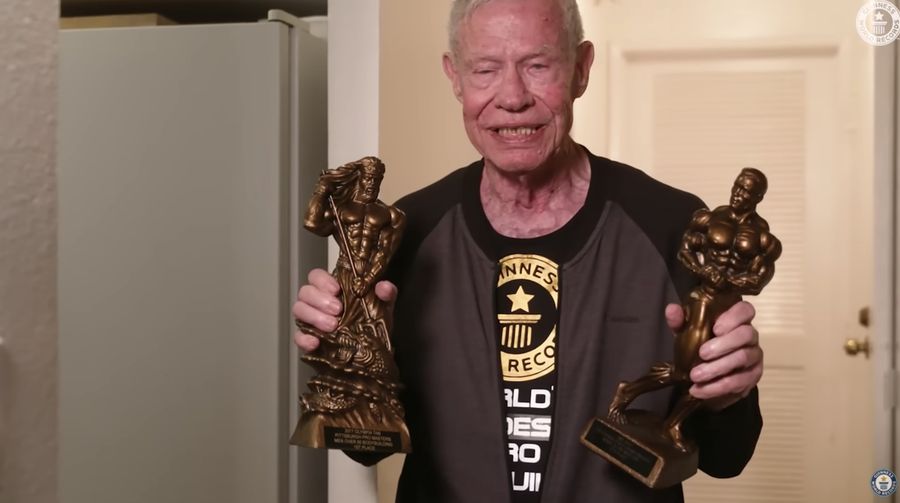 Rekor Dunia Guinness mencatatkan rekornya untuk binaragawan tertua di dunia, Jim Arrington yang berusia 90 tahun. (Tangkapan Layar Youtube guinnessworldrecords)