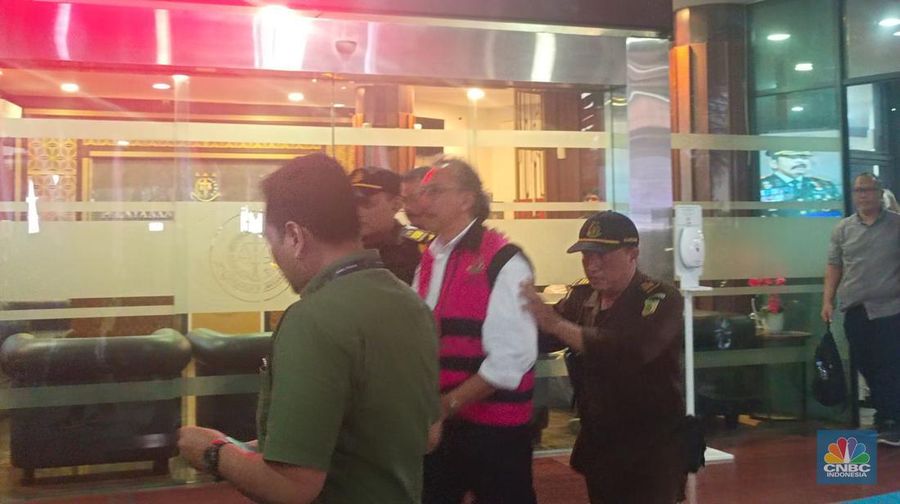 Ridwan Djamaluddin memakai rompi tahanan Kejagung.