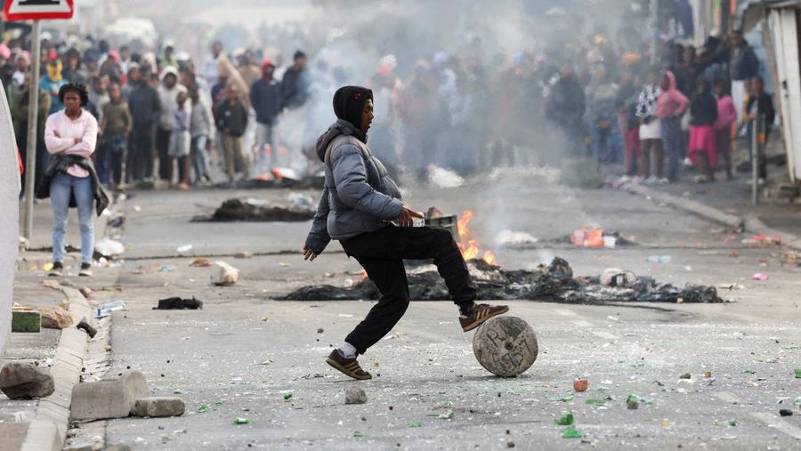A protester blocks the streets with stones and rubble during an ongoing strike by taxi operators against traffic authorities, in Masiphumelele, Cape Town, South Africa, August 8, 2023 REUTERS/Esa Alexander     TPX IMAGES OF THE DAY