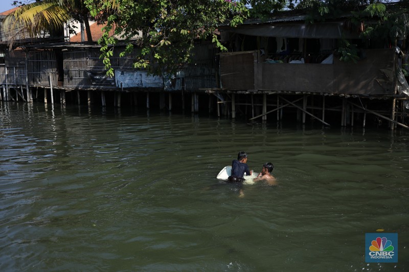 Sejumlah anak-anak bermain air di saluran anak kali Cisadane, Desa Belimbing, Kecamatan Pasar Kemis, Kabupaten Tangerang, Banten, Rabu (9/8/2023). Sejumlah anak-anak bermain air di saluran anak kali Cisadane, Desa Belimbing, Kecamatan Pasar Kemis, Kabupaten Tangerang, Banten, Rabu (9/8/2023). (CNBC Indonesia/Tri Susilo)