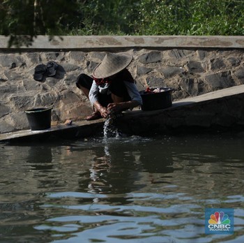 Potret Sungai Warga Pinggir Jakarta di Musim Kemarau Parah