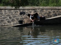 Potret Sungai Warga Pinggir Jakarta di Musim Kemarau Parah