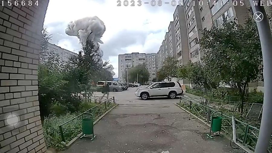 Dalam foto yang diambil dari video dan dirilis oleh Administrasi saluran telegram distrik kotamadya Sergiev Posad wilayah Moskow pada Rabu, 9 Agustus 2023, asap mengepul dari Pabrik Optik dan Mekanik Zagorsk di kota Sergiev Posad, Wilayah Moskow, sekitar 65 km (41miles) timur laut Moskow, Rusia. Gubernur wilayah Moskow, Andrei Vorobyov, mengatakan sedikitnya 31 orang terluka setelah sebuah gudang berisi kembang api meledak di sebuah pabrik di utara Moskow. Saluran media sosial Rusia membagikan rekaman yang menunjukkan kepulan asap besar mengepul ke udara dan memecahkan jendela. (Administration of Sergiev Posad municipal district of Moscow region telegram channel via AP)
