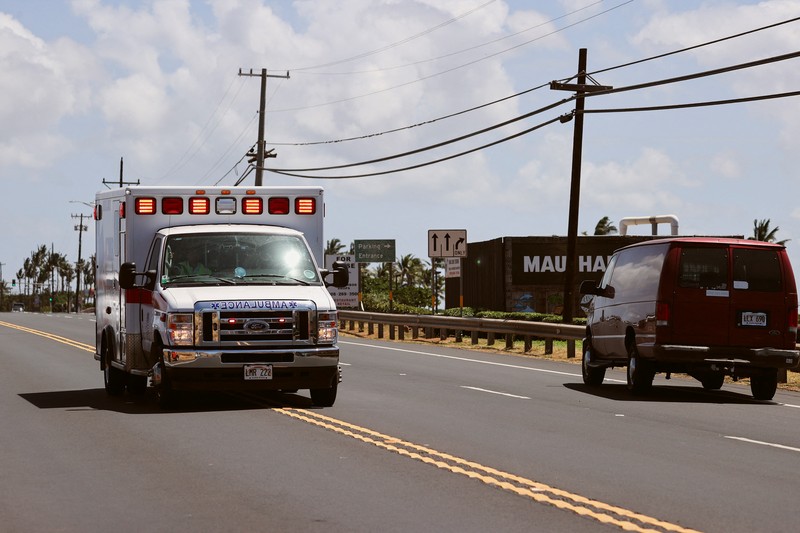 Orang-orang menyaksikan asap dan api memenuhi udara dari amukan kebakaran hutan di Front Street di pusat kota Lahaina, Maui pada Selasa, 8 Agustus 2023. Orang-orang menyaksikan asap dan api memenuhi udara dari amukan kebakaran hutan di Front Street di pusat kota Lahaina, Maui pada Selasa, 8 Agustus 2023. Para pejabat Maui mengatakan kebakaran di kota bersejarah itu telah menghanguskan sebagian dari salah satu kawasan wisata paling populer di Hawaii. . Juru bicara County of Maui, Mahina Martin mengatakan dalam sebuah wawancara telepon pada Rabu pagi, kebakaran meluas di Lahaina, termasuk Front Street, area kota yang populer dengan turis. (Alan Dickar via AP)