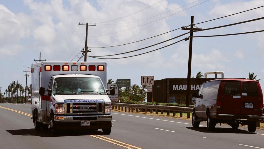 Orang-orang menyaksikan asap dan api memenuhi udara dari amukan kebakaran hutan di Front Street di pusat kota Lahaina, Maui pada Selasa, 8 Agustus 2023. Para pejabat Maui mengatakan kebakaran di kota bersejarah itu telah menghanguskan sebagian dari salah satu kawasan wisata paling populer di Hawaii. . Juru bicara County of Maui, Mahina Martin mengatakan dalam sebuah wawancara telepon pada Rabu pagi, kebakaran meluas di Lahaina, termasuk Front Street, area kota yang populer dengan turis. (Alan Dickar via AP)