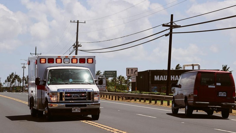 Orang-orang menyaksikan asap dan api memenuhi udara dari amukan kebakaran hutan di Front Street di pusat kota Lahaina, Maui pada Selasa, 8 Agustus 2023. Para pejabat Maui mengatakan kebakaran di kota bersejarah itu telah menghanguskan sebagian dari salah satu kawasan wisata paling populer di Hawaii. . Juru bicara County of Maui, Mahina Martin mengatakan dalam sebuah wawancara telepon pada Rabu pagi, kebakaran meluas di Lahaina, termasuk Front Street, area kota yang populer dengan turis. (Alan Dickar via AP)
