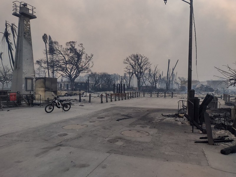 Orang-orang menyaksikan asap dan api memenuhi udara dari amukan kebakaran hutan di Front Street di pusat kota Lahaina, Maui pada Selasa, 8 Agustus 2023. Para pejabat Maui mengatakan kebakaran di kota bersejarah itu telah menghanguskan sebagian dari salah satu kawasan wisata paling populer di Hawaii. . Juru bicara County of Maui, Mahina Martin mengatakan dalam sebuah wawancara telepon pada Rabu pagi, kebakaran meluas di Lahaina, termasuk Front Street, area kota yang populer dengan turis. (Alan Dickar via AP)