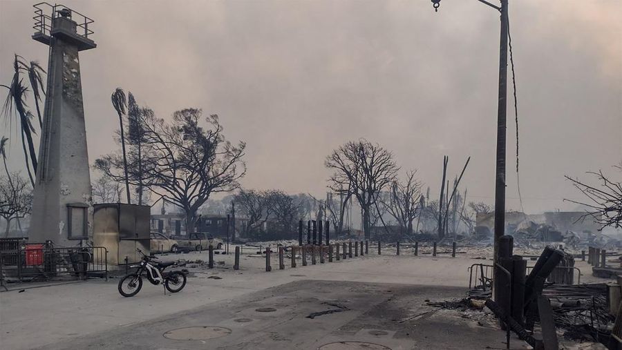 Orang-orang menyaksikan asap dan api memenuhi udara dari amukan kebakaran hutan di Front Street di pusat kota Lahaina, Maui pada Selasa, 8 Agustus 2023. Para pejabat Maui mengatakan kebakaran di kota bersejarah itu telah menghanguskan sebagian dari salah satu kawasan wisata paling populer di Hawaii. . Juru bicara County of Maui, Mahina Martin mengatakan dalam sebuah wawancara telepon pada Rabu pagi, kebakaran meluas di Lahaina, termasuk Front Street, area kota yang populer dengan turis. (Alan Dickar via AP)
