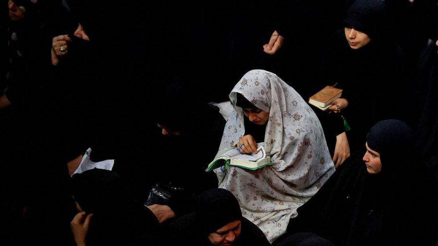 Shi'ite pilgrims pray while marking the death anniversary of Imam Ali, during the holy month of Ramadan at the shrine of Imam Ali in the holy city of Najaf, Iraq April 12, 2023. REUTERS/Thaier Al-Sudani REFILE-QUALITY REPEAT     TPX IMAGES OF THE DAY