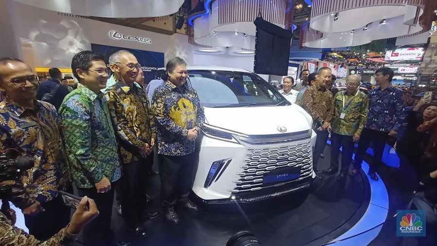 Gaikindo Indonesia International Auto Show (GIIAS) 2023 resmi berlangsung mulai hari ini, Kamis (10/8/2023) di Indonesia Convention Exhibition (ICE) BSD. Menteri Koordinator Bidang Perekonomian Airlangga Hartarto membuka ajang ini pada pukul 09.35 WIB.  (CNBC Indonesia/Ferry Sandi)