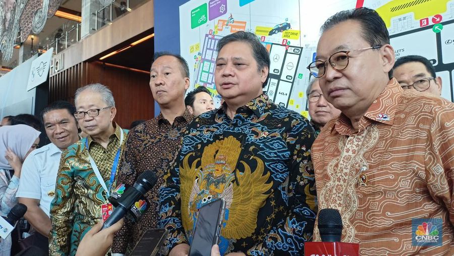 Menteri Perindustrian Agus Gumiwang Kartasasmita dan Menko Perekonomian, Airlangga Hartarto. (CNBC Indonesia/Ferry Sandi)