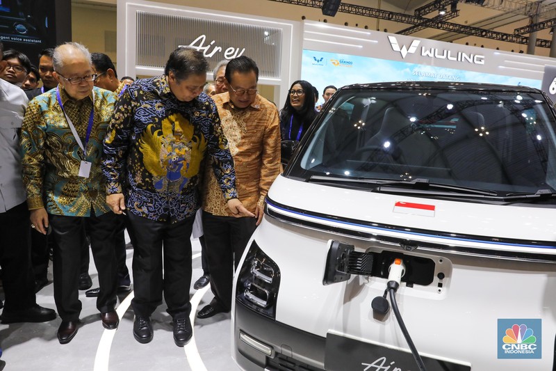 Menteri Koordinator Bidang Perekonomian (Menko Perekonomian), Airlangga Hartarto dan Menperin Agus Gumiwang meninjau sejumlah booth kendaraan usai membuka pameran otomotif Gaikindo Indonesia International Auto Show (GIIAS) 2023 di ICE BSD City, Kabupaten Tangerang, Provinsi Banten, Kamis (10/8/2023). Menko Perekonomian Airlangga Hartarto resmi membuka pameran otomotif GIIAS 2023 yang beranglung hingga 20 Agustus mendatang. Menteri Koordinator Bidang Perekonomian (Menko Perekonomian), Airlangga Hartarto dan Menperin Agus Gumiwang meninjau sejumlah booth kendaraan usai membuka pameran otomotif Gaikindo Indonesia International Auto Show (GIIAS) 2023 di ICE BSD City, Kabupaten Tangerang, Provinsi Banten, Kamis (10/8/2023). Menko Perekonomian Airlangga Hartarto resmi membuka pameran otomotif GIIAS 2023 yang beranglung hingga 20 Agustus mendatang. (CNBC Indonesia/Faisal Rahman)