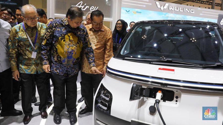 Menteri Koordinator Bidang Perekonomian (Menko Perekonomian), Airlangga Hartarto dan Menperin Agus Gumiwang  meninjau sejumlah booth kendaraan usai membuka pameran otomotif Gaikindo Indonesia International Auto Show (GIIAS) 2023 di ICE BSD City, Kabupaten Tangerang, Provinsi Banten, Kamis (10/8/2023). Menko Perekonomian Airlangga Hartarto resmi membuka pameran otomotif GIIAS 2023 yang beranglung hingga 20 Agustus mendatang.  (CNBC Indonesia/Faisal Rahman)