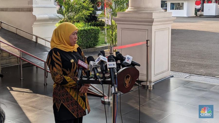 Gubernur Jawa Timur Khofifah Indar Parawansa usai bertemu Presiden Jokowi. CNBC Indonesia/Emir Yanwardhana