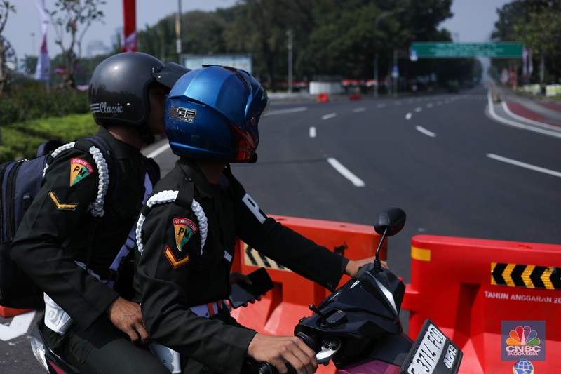 Jelang Demo, Jalan Menuju Istana Negara Dipasang Beton Hingga Kawat Berduri. (CNBC Indonesia/Tri Susilo)
