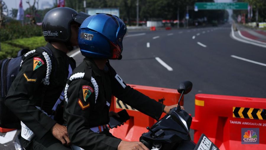Jelang Demo, Jalan Menuju Istana Negara Dipasang Beton Hingga Kawat Berduri. (CNBC Indonesia/Tri Susilo)