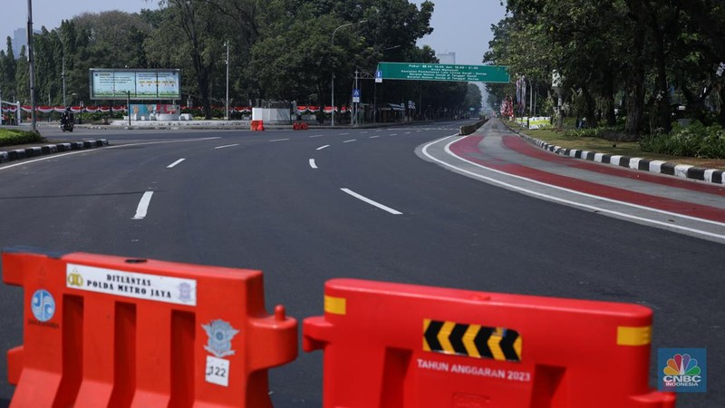 Jelang Demo, Jalan Menuju Istana Negara Dipasang Beton Hingga Kawat Berduri. (CNBC Indonesia/Tri Susilo)