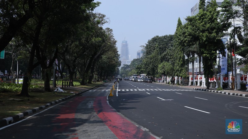 Jelang Demo, Jalan Menuju Istana Negara Dipasang Beton Hingga Kawat Berduri. (CNBC Indonesia/Tri Susilo)