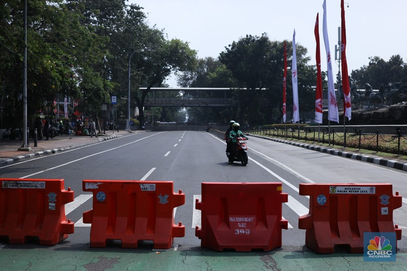 Jelang Demo, Jalan Menuju Istana Negara Dipasang Beton Hingga Kawat Berduri. (CNBC Indonesia/Tri Susilo) Jelang Demo, Jalan Menuju Istana Negara Dipasang Beton Hingga Kawat Berduri. (CNBC Indonesia/Tri Susilo)