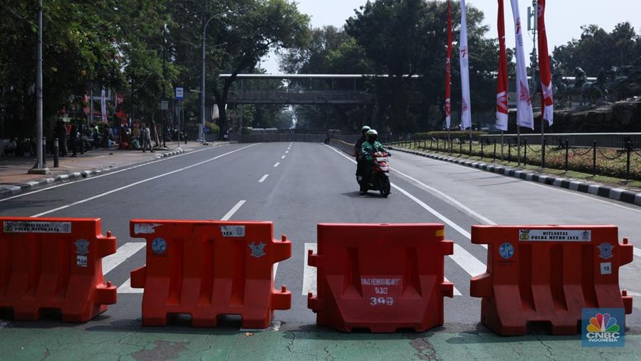 Jelang Demo, Jalan Menuju Istana Negara Dipasang Beton Hingga Kawat Berduri. (CNBC Indonesia/Tri Susilo)
