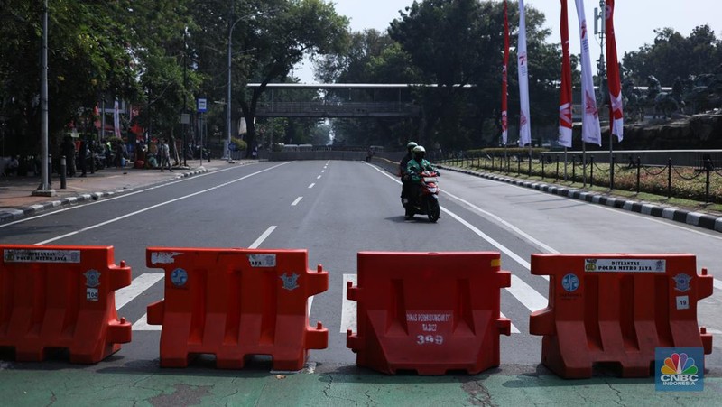 Jelang Demo, Jalan Menuju Istana Negara Dipasang Beton Hingga Kawat Berduri. (CNBC Indonesia/Tri Susilo)