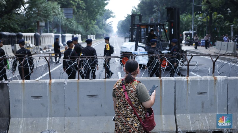 Jelang Demo, Jalan Menuju Istana Negara Dipasang Beton Hingga Kawat Berduri. (CNBC Indonesia/Tri Susilo) Jelang Demo, Jalan Menuju Istana Negara Dipasang Beton Hingga Kawat Berduri. (CNBC Indonesia/Tri Susilo)