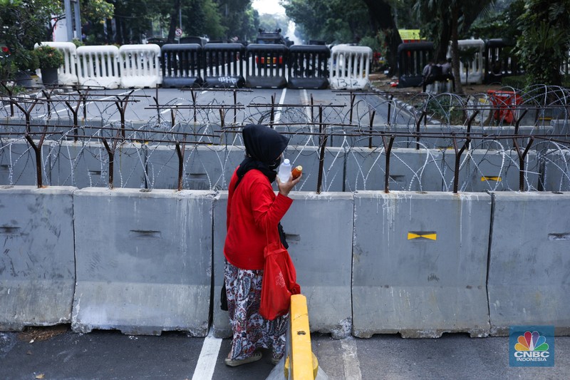 Jelang Demo, Jalan Menuju Istana Negara Dipasang Beton Hingga Kawat Berduri. (CNBC Indonesia/Tri Susilo) Jelang Demo, Jalan Menuju Istana Negara Dipasang Beton Hingga Kawat Berduri. (CNBC Indonesia/Tri Susilo)