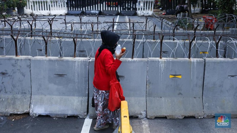 Jelang Demo, Jalan Menuju Istana Negara Dipasang Beton Hingga Kawat Berduri. (CNBC Indonesia/Tri Susilo)