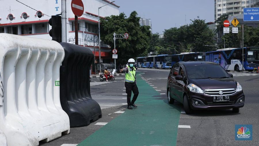 Jelang Demo, Jalan Menuju Istana Negara Dipasang Beton Hingga Kawat Berduri. (CNBC Indonesia/Tri Susilo)