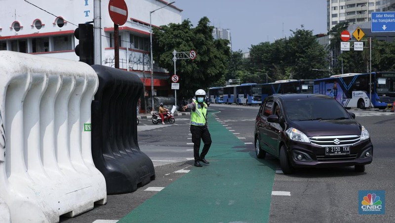 Jelang Demo, Jalan Menuju Istana Negara Dipasang Beton Hingga Kawat Berduri. (CNBC Indonesia/Tri Susilo)