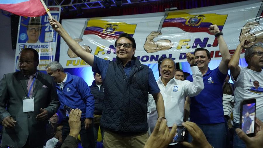 Kandidat presiden Fernando Villavicencio mengibarkan bendera nasional Ekuador saat acara kampanye di sebuah sekolah beberapa menit sebelum dia ditembak mati di luar sekolah yang sama di Quito, Ekuador, Rabu, 9 Agustus 2023. (API via AP)
