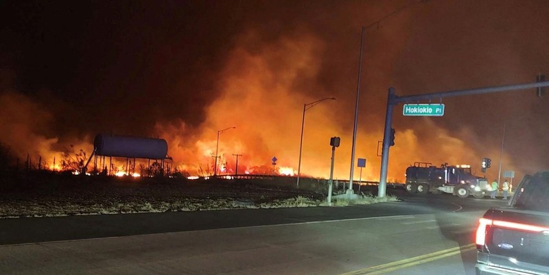 Orang-orang menyaksikan asap dan api memenuhi udara dari amukan kebakaran hutan di Front Street di pusat kota Lahaina, Maui pada Selasa, 8 Agustus 2023. Orang-orang menyaksikan asap dan api memenuhi udara dari amukan kebakaran hutan di Front Street di pusat kota Lahaina, Maui pada Selasa, 8 Agustus 2023. Para pejabat Maui mengatakan kebakaran di kota bersejarah itu telah menghanguskan sebagian dari salah satu kawasan wisata paling populer di Hawaii. . Juru bicara County of Maui, Mahina Martin mengatakan dalam sebuah wawancara telepon pada Rabu pagi, kebakaran meluas di Lahaina, termasuk Front Street, area kota yang populer dengan turis. (Alan Dickar via AP)