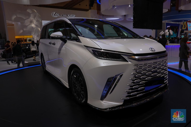 Lexus memboyong kembaran dari Toyota Alphard, yakni The First-ever Hybrid Luxury Mover, The All New Lexus LM yang datang dengan teknologi hybrid. (CNBC Indonesia/Faisal Rahman)