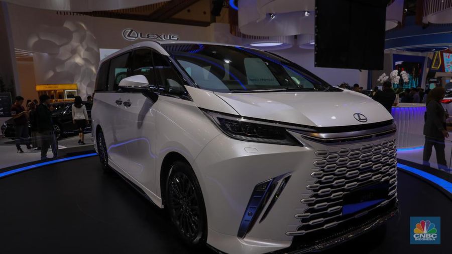 Lexus memboyong kembaran dari Toyota Alphard, yakni The First-ever Hybrid Luxury Mover, The All New Lexus LM yang datang dengan teknologi hybrid. (CNBC Indonesia/Faisal Rahman)