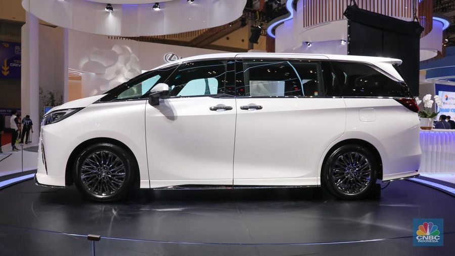 Lexus memboyong kembaran dari Toyota Alphard, yakni The First-ever Hybrid Luxury Mover, The All New Lexus LM yang datang dengan teknologi hybrid. (CNBC Indonesia/Faisal Rahman)