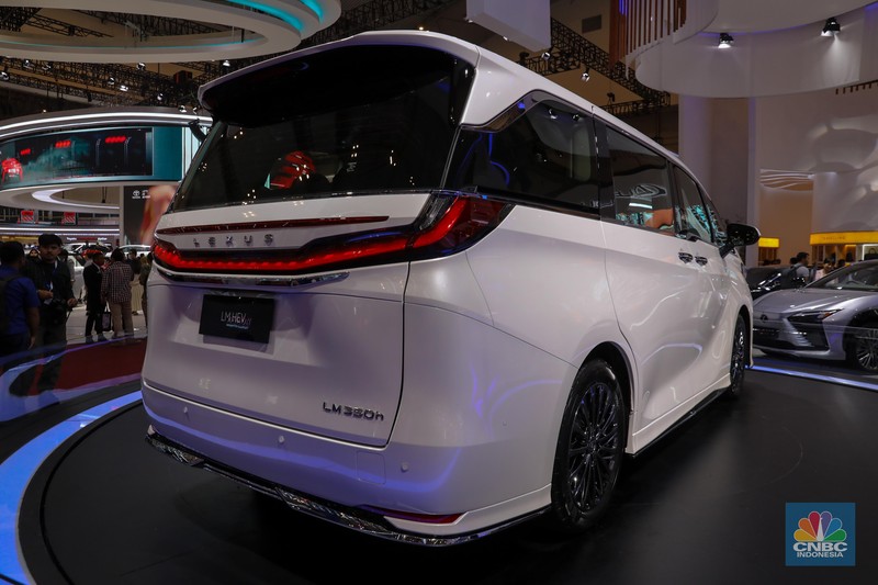 Lexus memboyong kembaran dari Toyota Alphard, yakni The First-ever Hybrid Luxury Mover, The All New Lexus LM yang datang dengan teknologi hybrid. (CNBC Indonesia/Faisal Rahman)