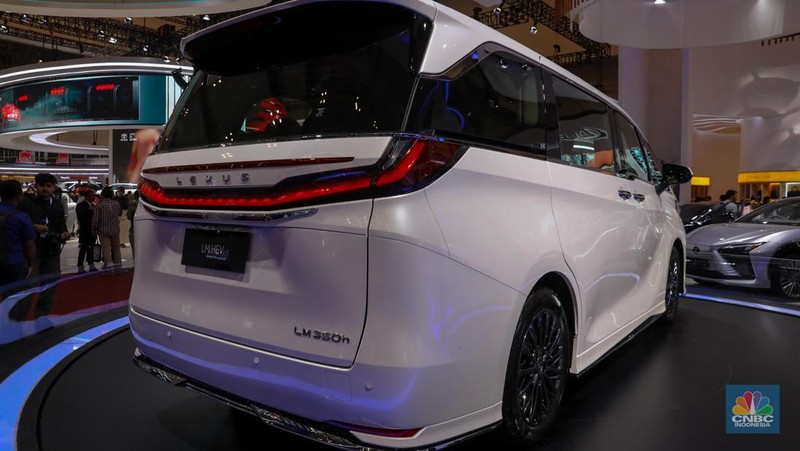 Lexus memboyong kembaran dari Toyota Alphard, yakni The First-ever Hybrid Luxury Mover, The All New Lexus LM yang datang dengan teknologi hybrid. (CNBC Indonesia/Faisal Rahman)