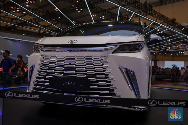 Lexus memboyong kembaran dari Toyota Alphard, yakni The First-ever Hybrid Luxury Mover, The All New Lexus LM yang datang dengan teknologi hybrid. (CNBC Indonesia/Faisal Rahman)