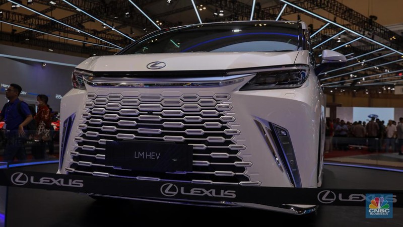 Lexus memboyong kembaran dari Toyota Alphard, yakni The First-ever Hybrid Luxury Mover, The All New Lexus LM yang datang dengan teknologi hybrid. (CNBC Indonesia/Faisal Rahman)