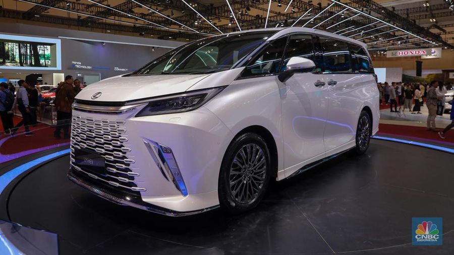 Lexus memboyong kembaran dari Toyota Alphard, yakni The First-ever Hybrid Luxury Mover, The All New Lexus LM yang datang dengan teknologi hybrid. (CNBC Indonesia/Faisal Rahman)