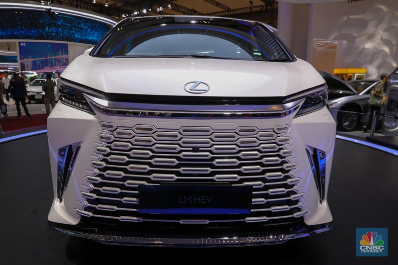 Lexus memboyong kembaran dari Toyota Alphard, yakni The First-ever Hybrid Luxury Mover, The All New Lexus LM yang datang dengan teknologi hybrid. Lexus memboyong kembaran dari Toyota Alphard, yakni The First-ever Hybrid Luxury Mover, The All New Lexus LM yang datang dengan teknologi hybrid. (CNBC Indonesia/Faisal Rahman)